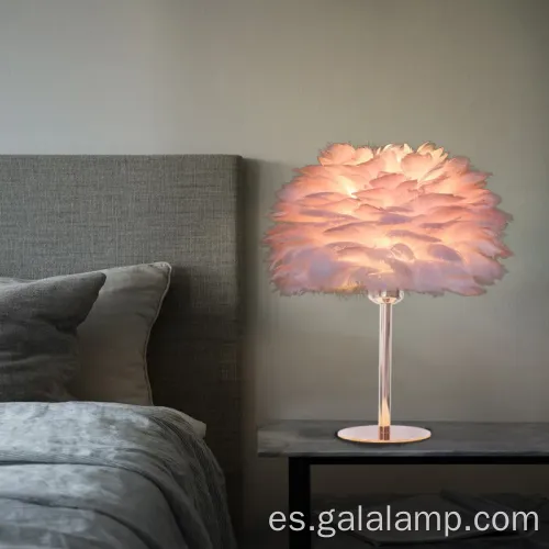 Elegante lámpara de escritorio de plumas de oro rosa